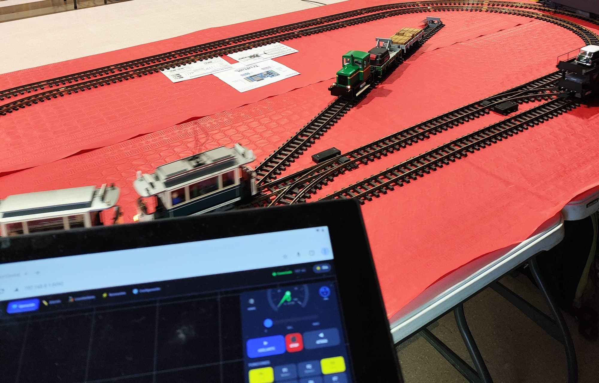 App TruRail en una tablet controlando un circuito en una exposición