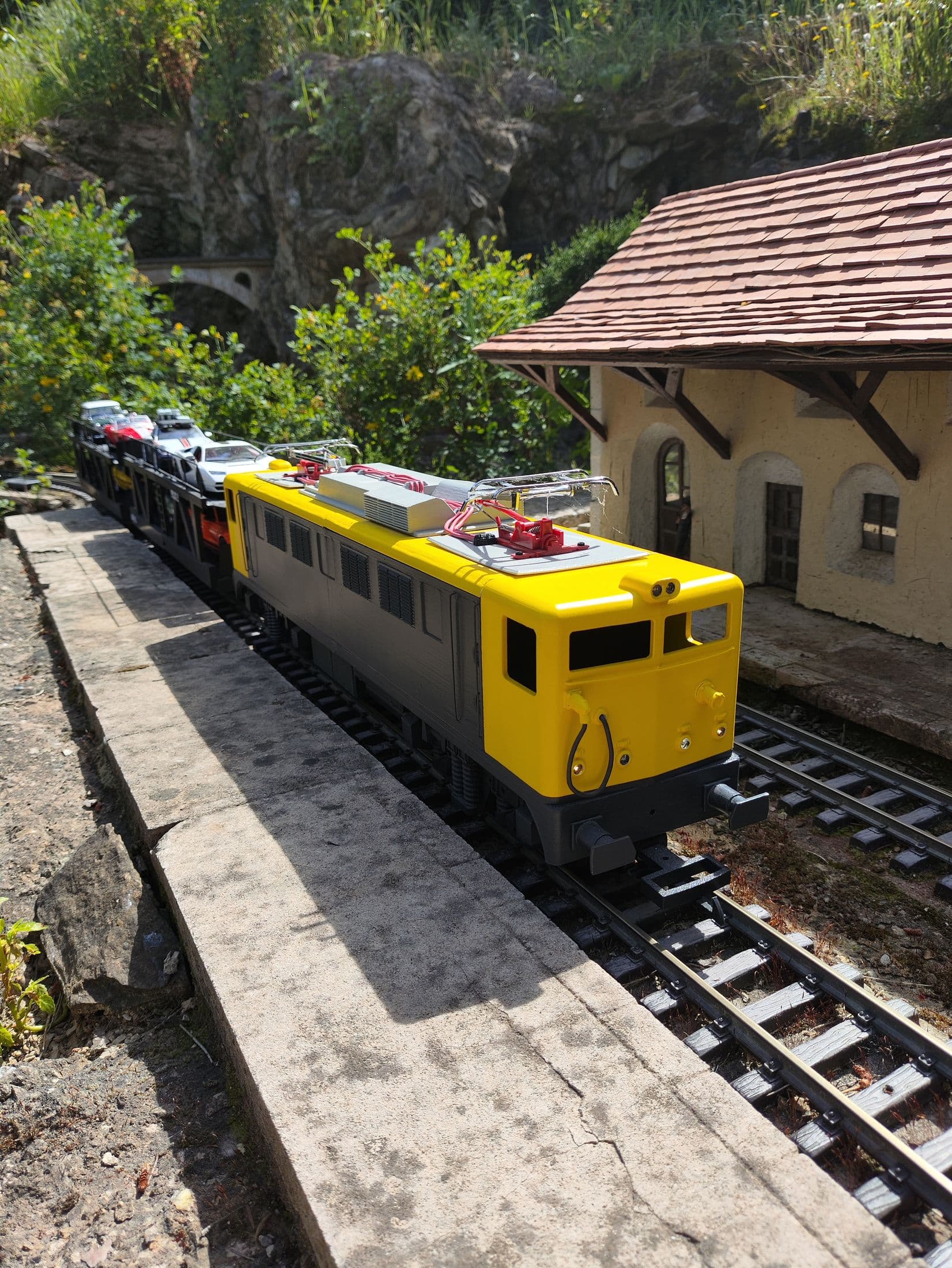 Locomotora amarilla en la estación
