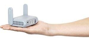 Router MT3000 en la palma de una mano